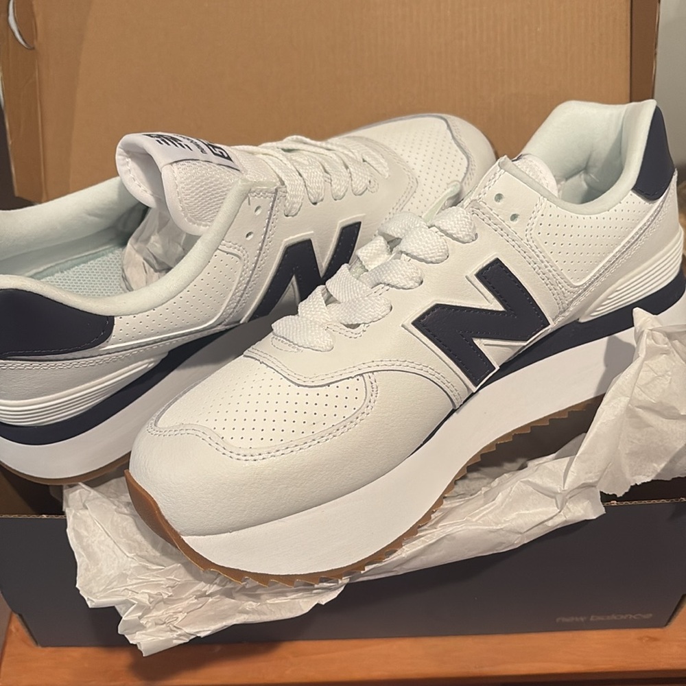 White platform New balance Sneaker with gum bottom